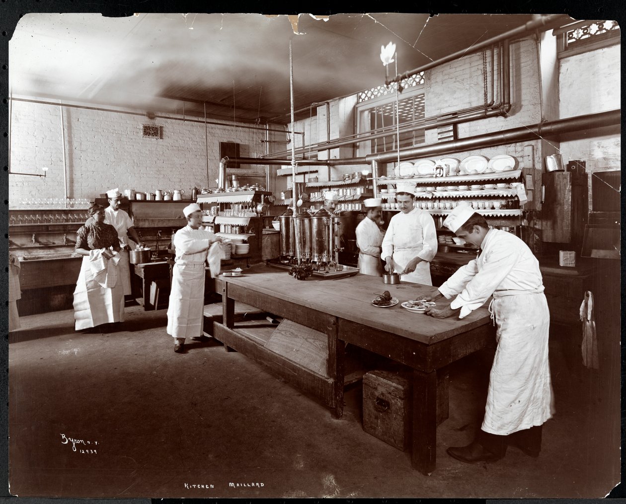 Cozinheiros trabalhando na cozinha da Maillard&39;s Chocolate Manufacturers, 116-118 West 25th Street, Nova York, 1902 (impressão em gelatina de prata) de Byron Company