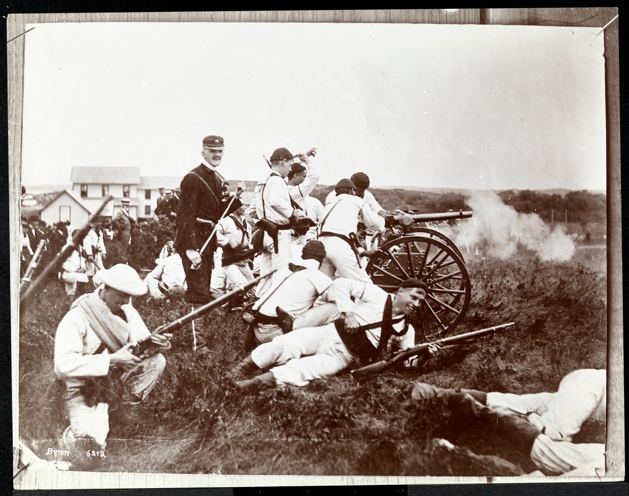 Copyphotograph de uma foto anterior de soldados das reservas navais de Nova York envolvidos em uma batalha simulada com armas e canhão, ilha de Fishers, Nova York, 1917 (impressão de gelatina de prata) de Byron Company