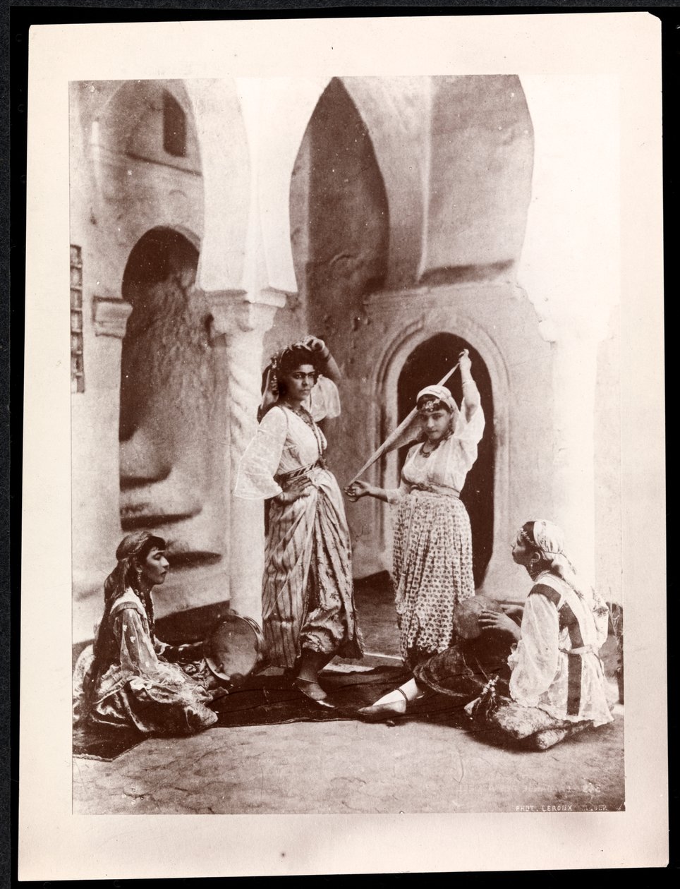 Meninas dançando e músico, norte da África, c.1900 (impressão de gelatina de prata) de Byron Company