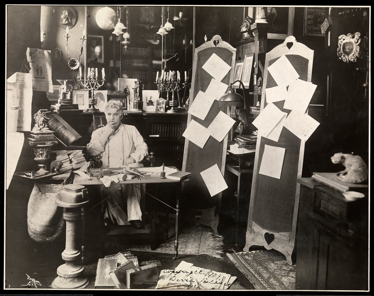 David Belasco em seu estudo em Nova York, depois de 1909 (impressão de gelatina de prata) de Byron Company
