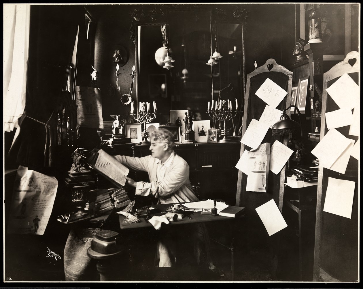 David Belasco em seu estudo, folheando um dicionário, 1909 (impressão de gelatina de prata) de Byron Company