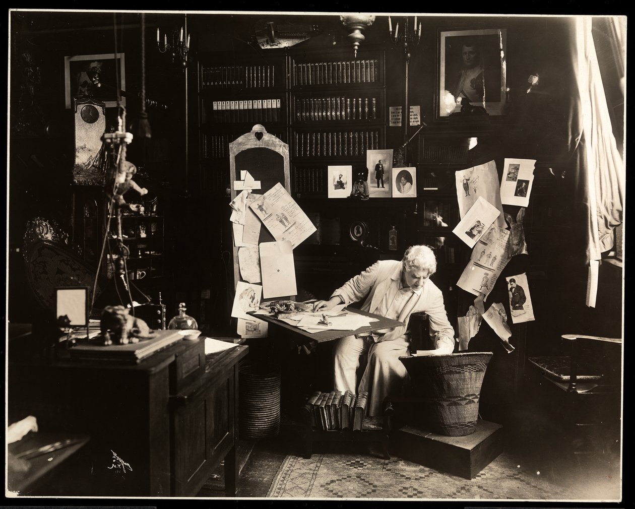David Belasco sentado em seu estudo em Nova York, 1909 (impressão de gelatina de prata) de Byron Company