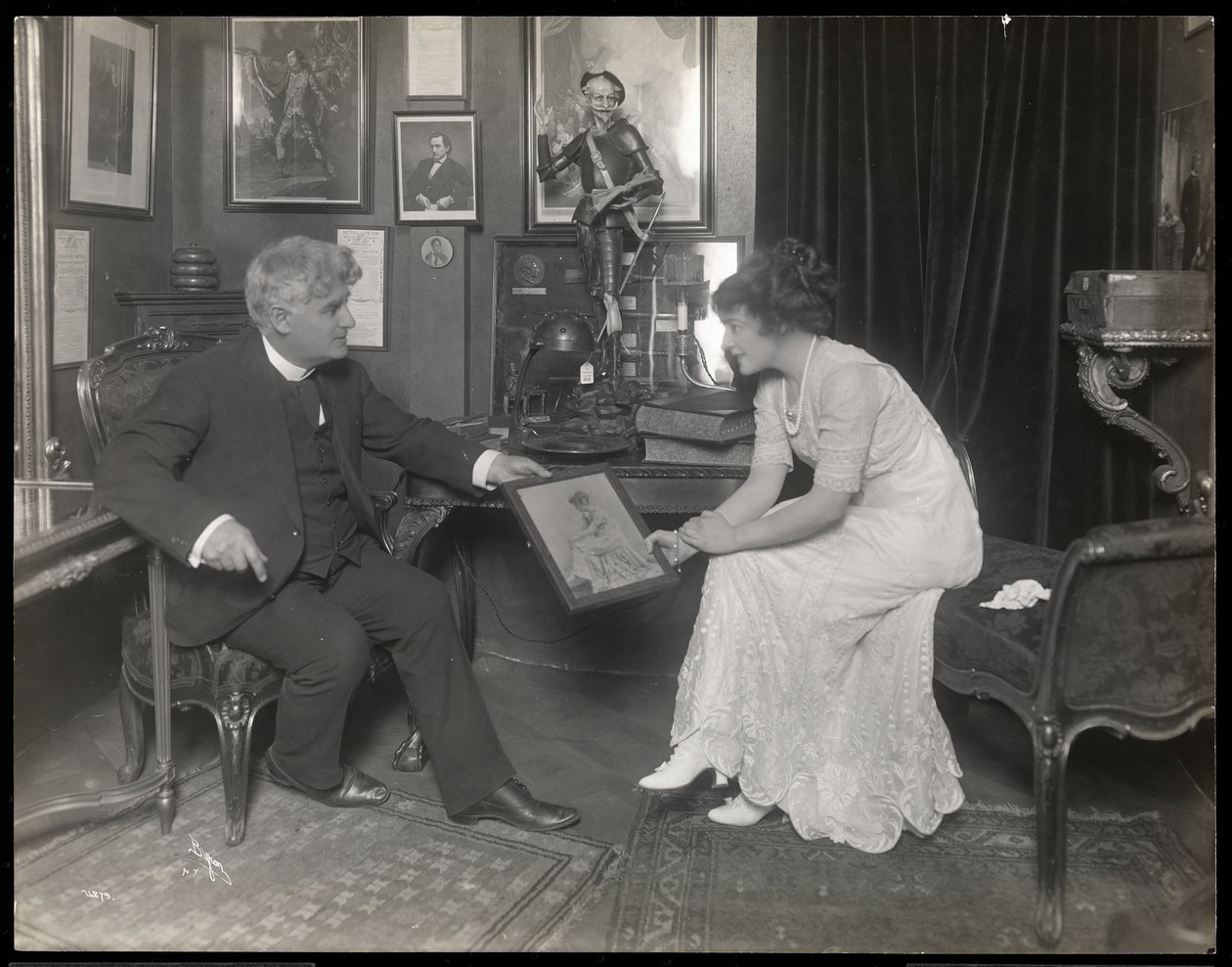 David Belasco mostrando um retrato para Frances Starr, depois de 1909 (impressão de gelatina de prata) de Byron Company