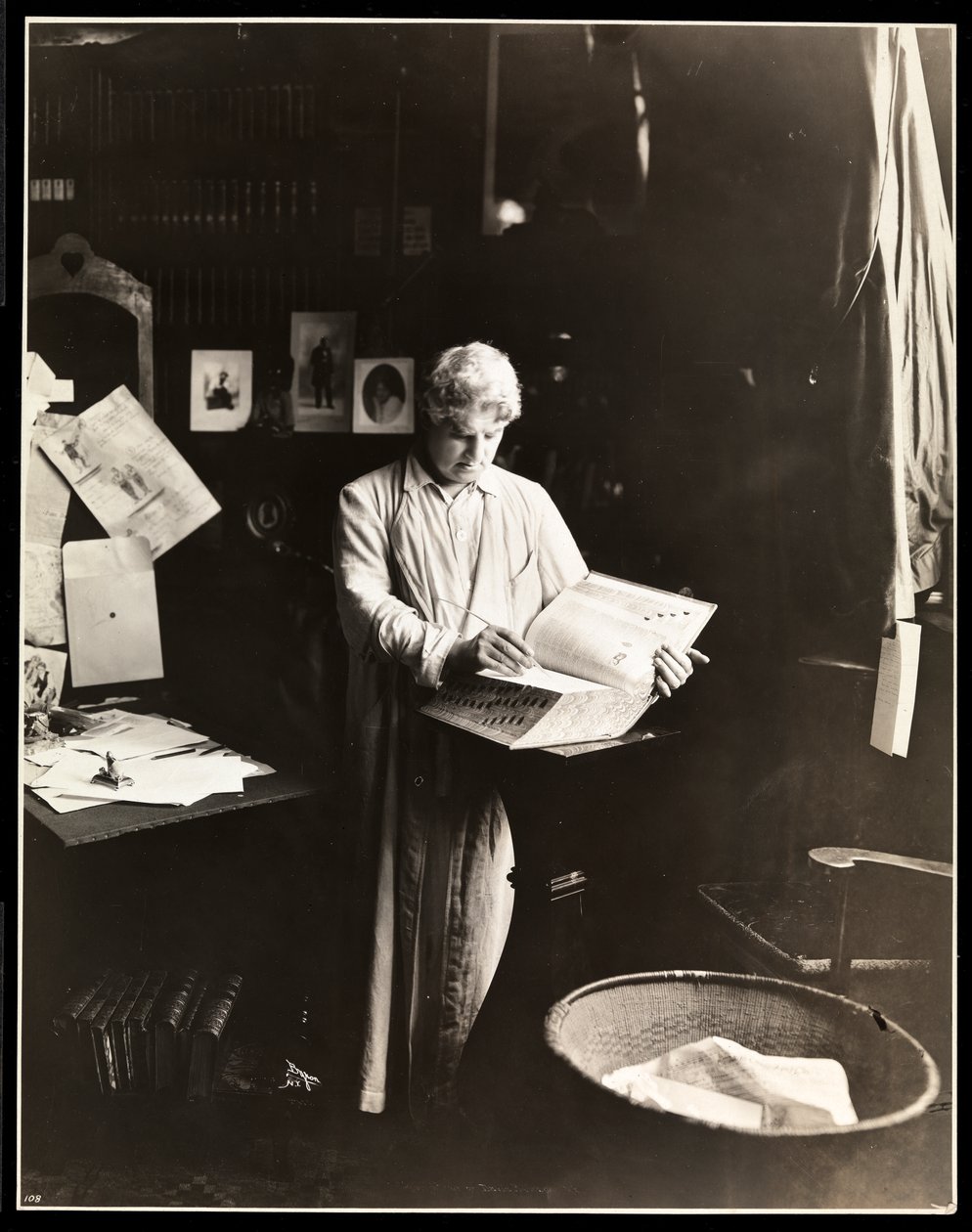 David Belasco em pé segurando um dicionário, depois de 1909 (impressão de gelatina de prata) de Byron Company