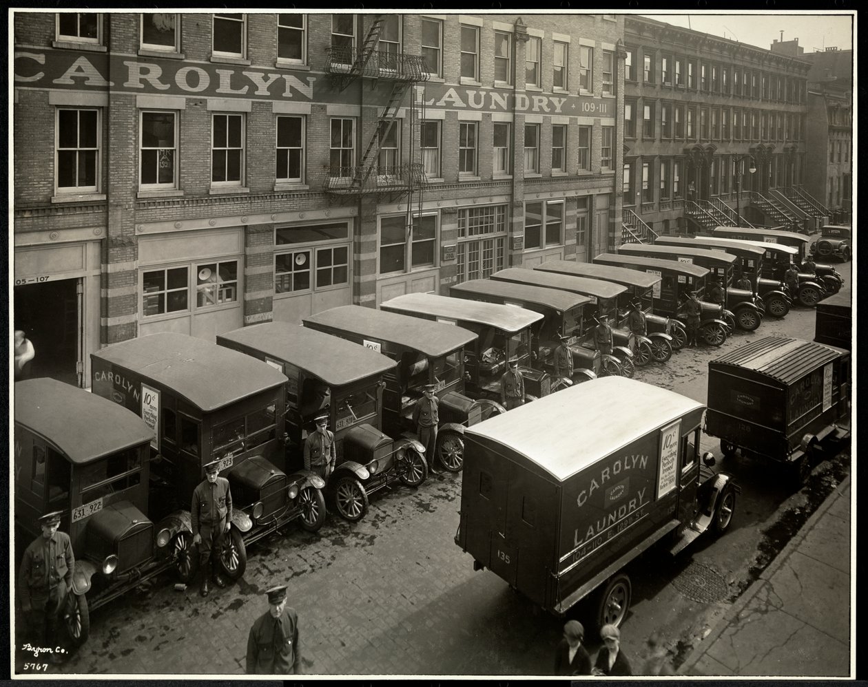 Caminhões de entrega estacionados do lado de fora da lavanderia Carolyn na 111 East 128th Street, East Harlem, Nova York, 1929 (impressão em gelatina de prata) de Byron Company