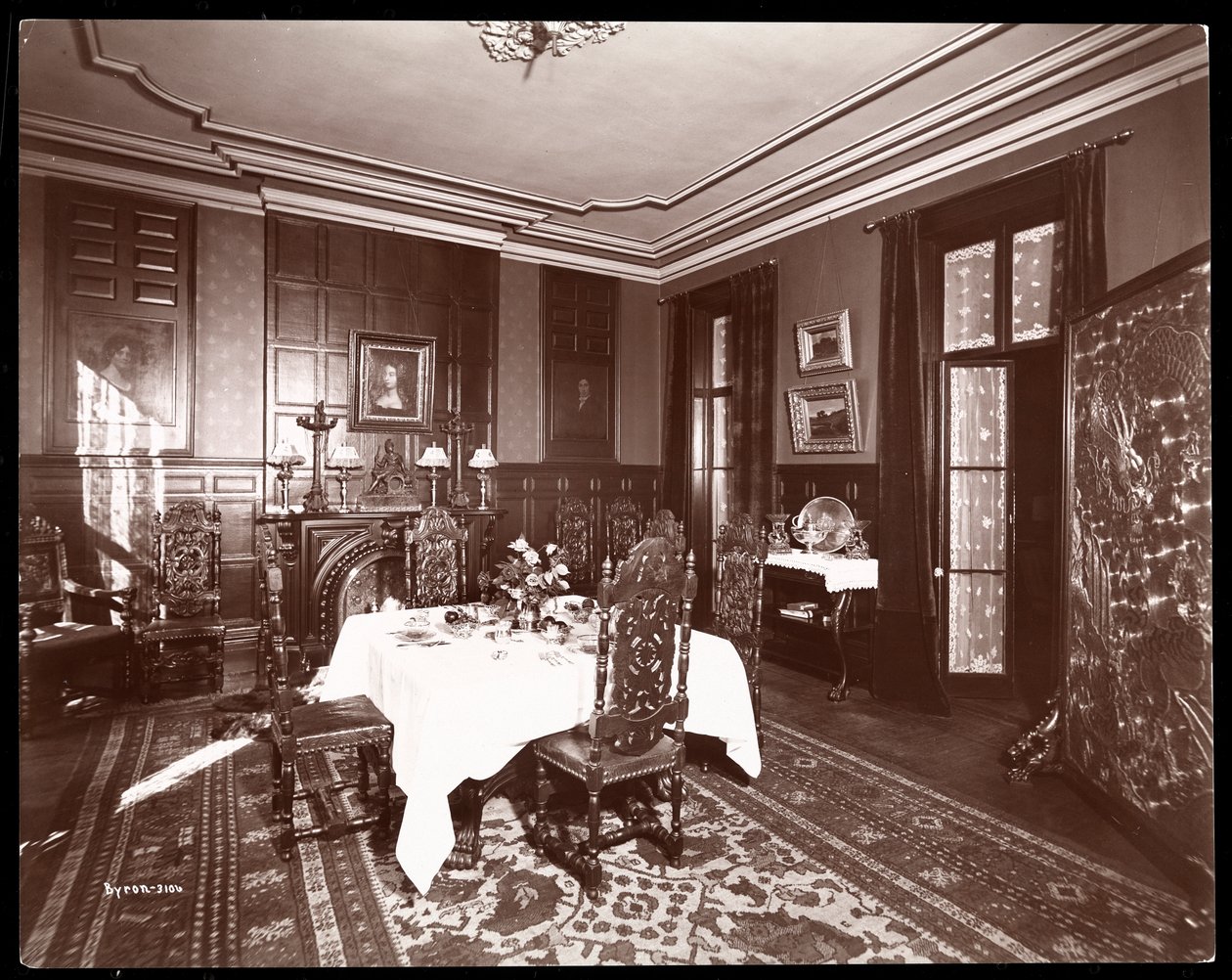 Sala de jantar na residência do Sr. Reginald de Koven, Nova York, 1896-98 (impressão de gelatina de prata) de Byron Company