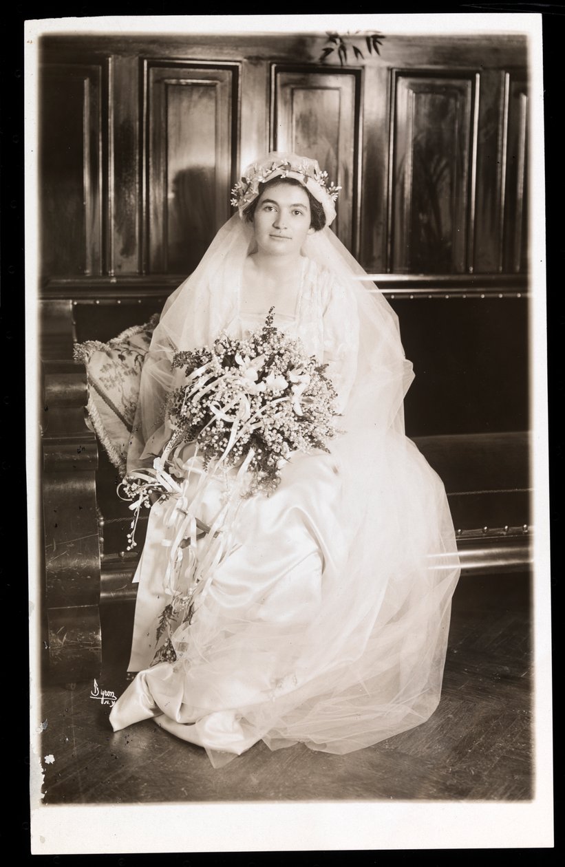 A filha do Dr. Jacoby sentada em seu vestido de casamento, Nova York, 1915-16 (impressão de gelatina de prata) de Byron Company