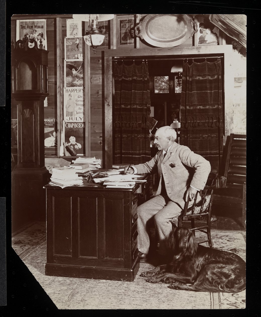 Dr. Worman, proprietário da &39;Outing Magazine&39;, em seu escritório em Westport, NY, no Lago Champlain, c.1895 (impressão em gelatina de prata) de Byron Company