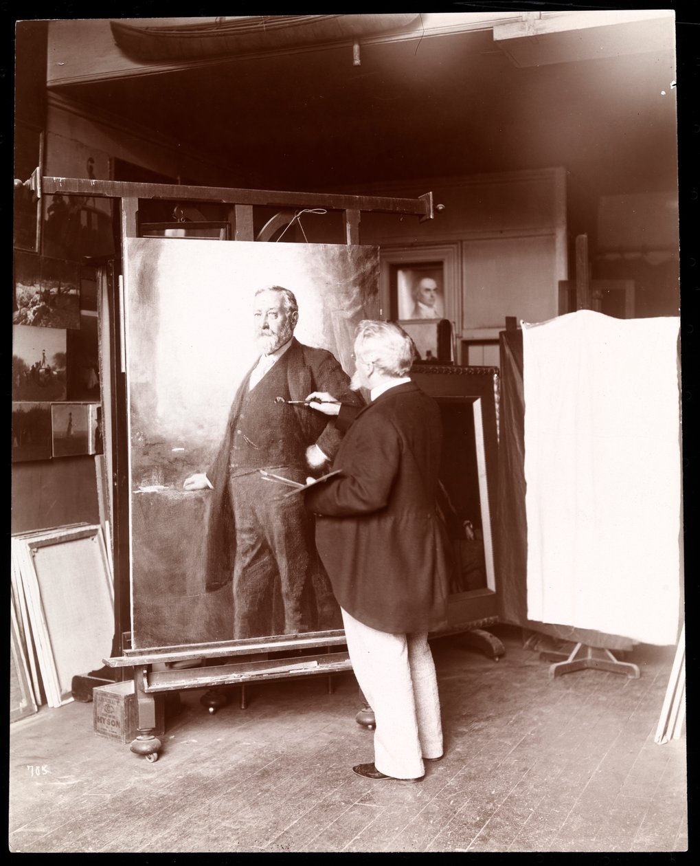 Eastman Johnson com pincel na mão, trabalhando no retrato do Presidente Harrison em seu estúdio, Nova York, 1895 (impressão de gelatina de prata) de Byron Company