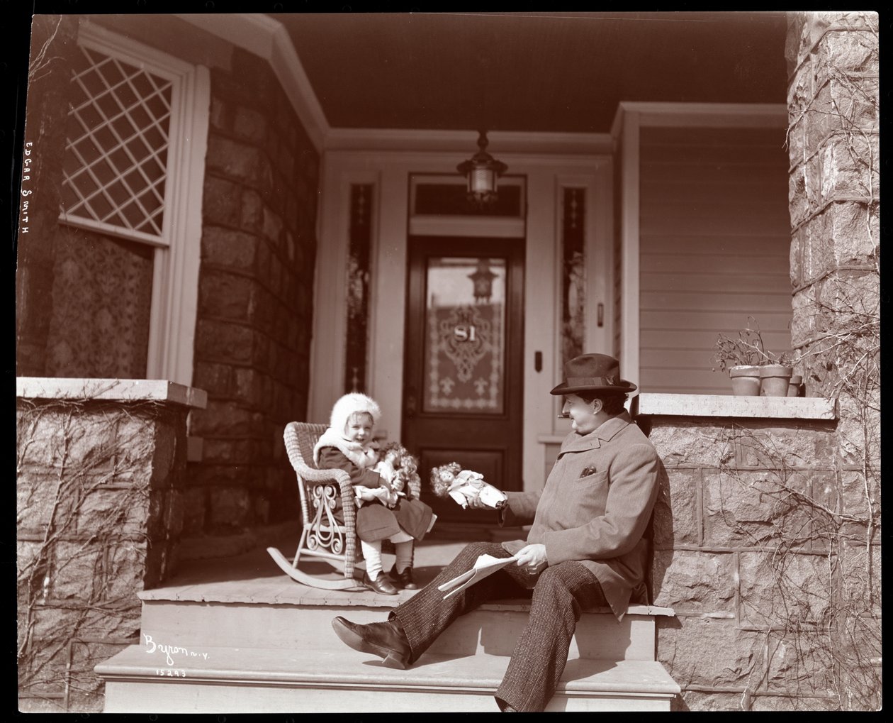 Edgar Smith com sua filha nos degraus de sua residência em Elmhurst, Long Island ;, 1902-3 (impressão em gelatina de prata) de Byron Company