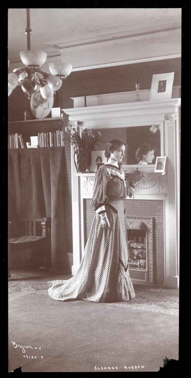 Eleanor Robson na sala de seu apartamento (impressão de gelatina de prata) de Byron Company