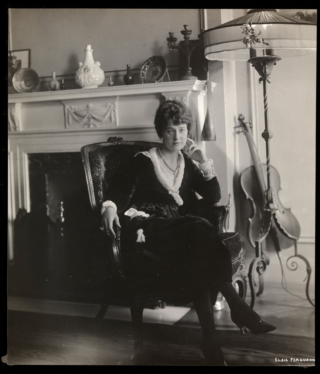 Elsie Ferguson, 1917 (impressão de gelatina de prata) de Byron Company