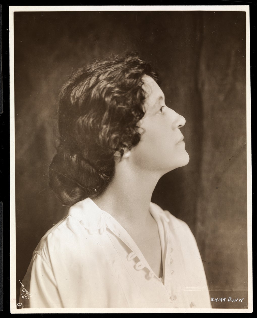 Emma Dunn, c.1915 (impressão de gelatina de prata) de Byron Company