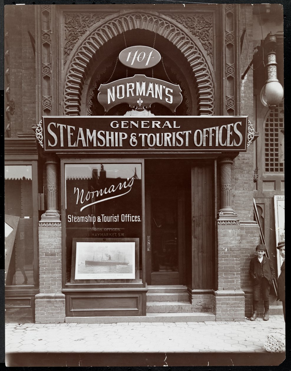 Entrada para o navio a vapor de Norman e escritórios de turismo em 1404 Broadway, perto da 39th Street, Nova York, 1890-1910 (impressão em gelatina de prata) de Byron Company