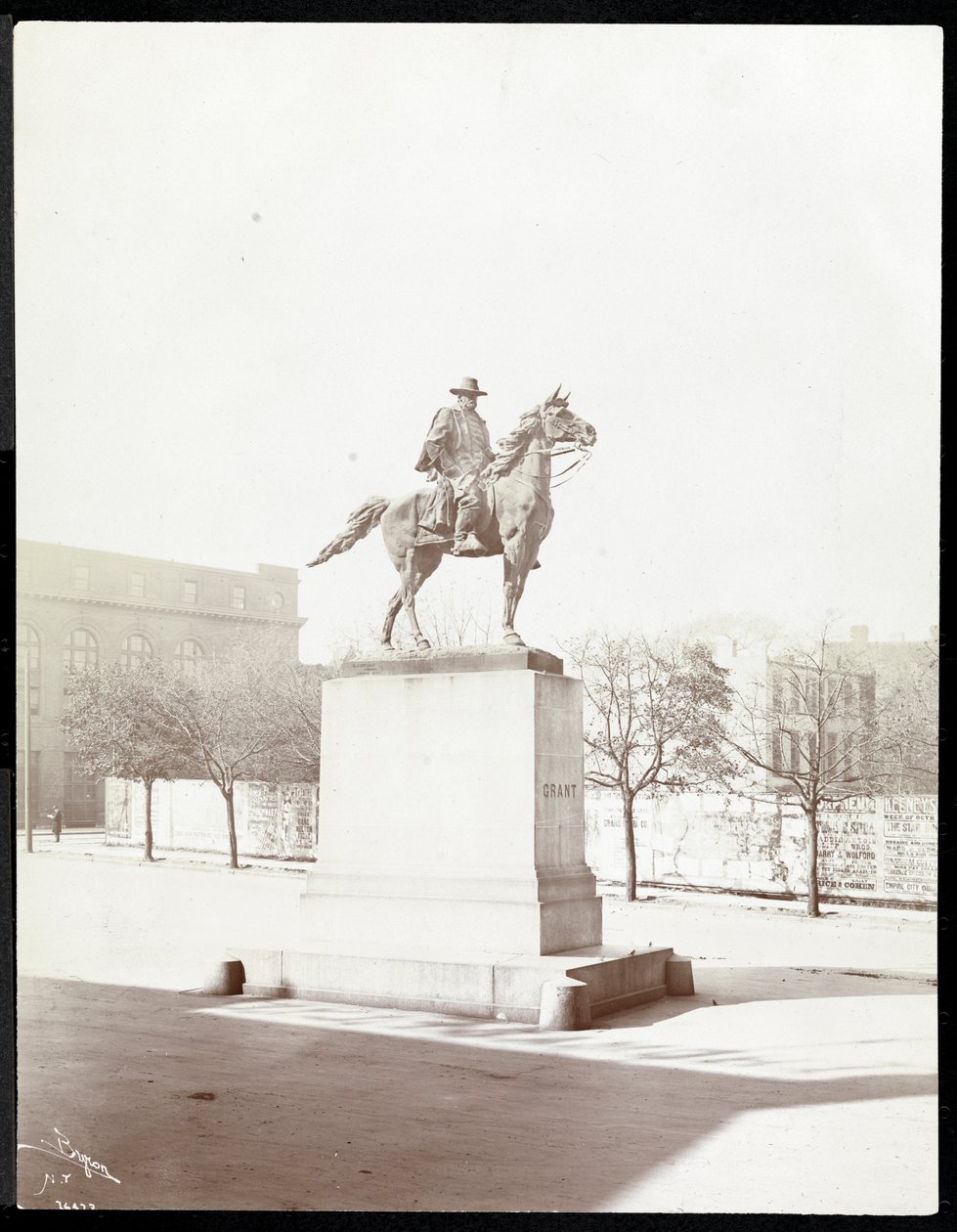 Estátua equestre do general Ulysses Simpson Grant em Brooklyn, Nova York, 1908 (impressão de gelatina de prata) de Byron Company
