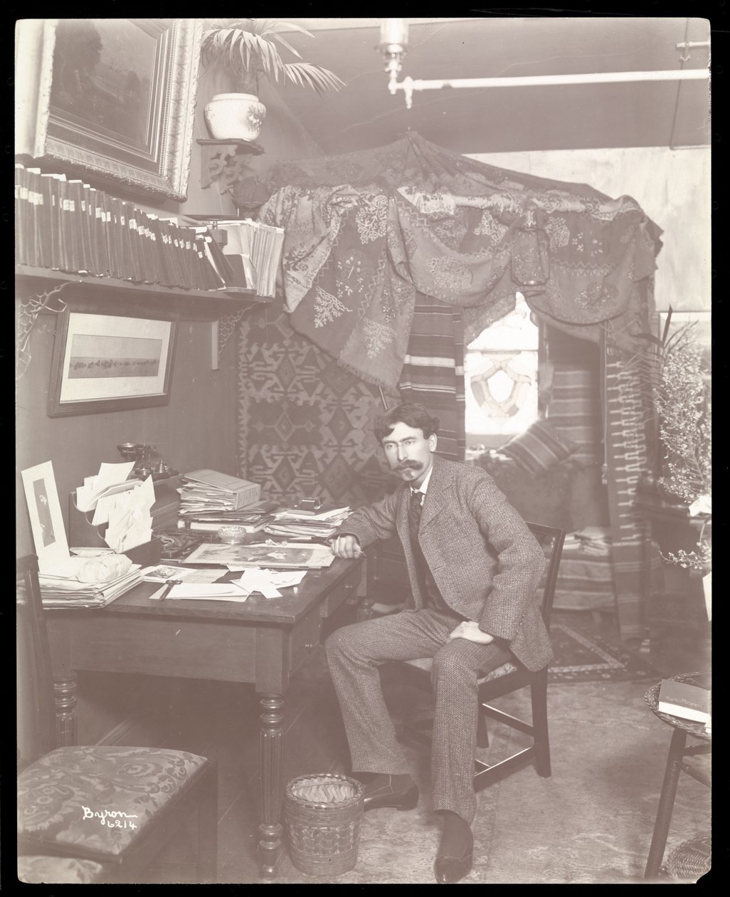 Ernest Thompson em casa em Nova York, c.1899 (impressão de gelatina de prata) de Byron Company