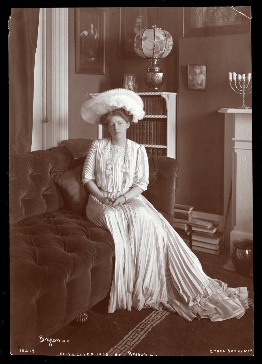 Ethel Barrymore sentado na sala de estar, 1902 ou 1903 (impressão em gelatina de prata) de Byron Company