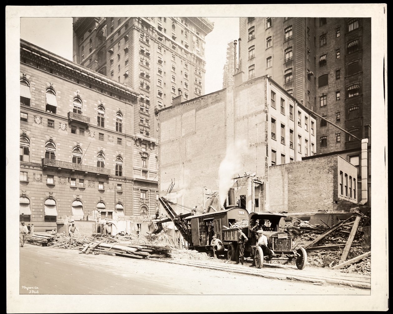 Escavações no canteiro de obras do edifício da Companhia Eólia na 5ª Avenida e 54th Street, Nova York, 1925 (impressão em gelatina de prata) de Byron Company