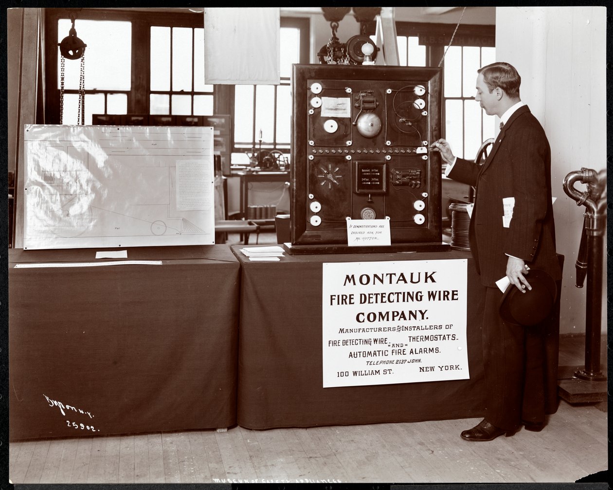 Exibição de um sistema de detecção de incêndio pelo Montauk Fire Detecting Wire Co. no Museu de Dispositivos de Segurança do Instituto Americano de Serviço Social, Nova York, 1908 (impressão em gelatina de prata) de Byron Company
