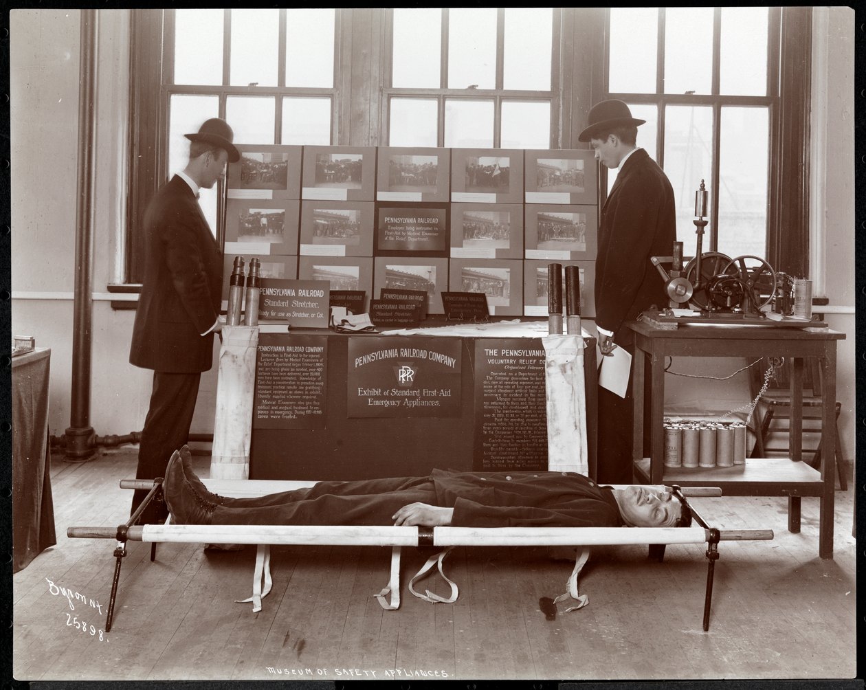 Exibição de equipamento de primeiros passos pela Pennsylvania Railroad Co. no Museu de Dispositivos de Segurança do Instituto Americano de Serviço Social, Nova York, 1908 (impressão em gelatina de prata) de Byron Company