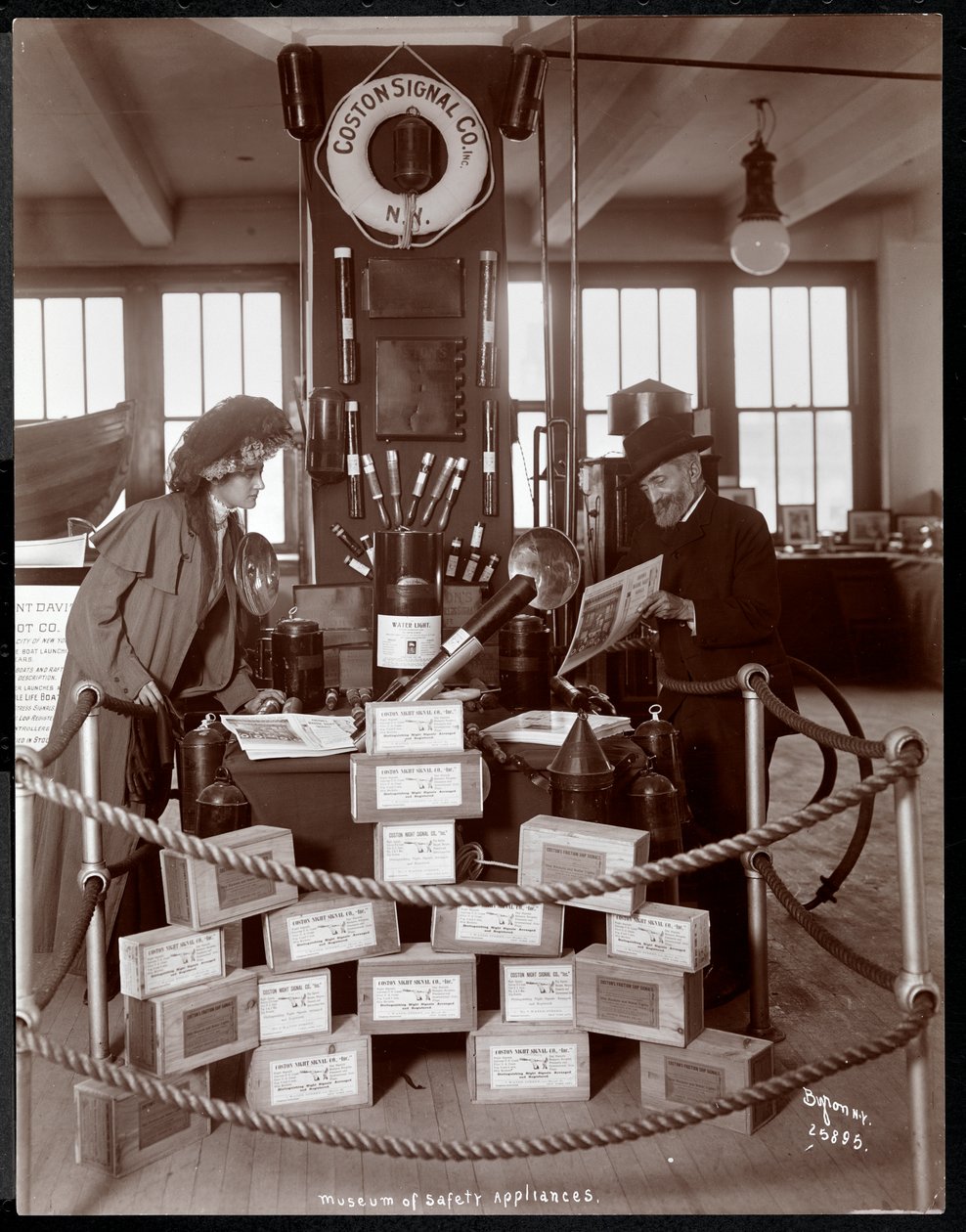 Exposição da Coston Signal Co. no Museu de Dispositivos de Segurança do Instituto Americano de Serviço Social, Nova York, 1908 (impressão em gelatina de prata) de Byron Company