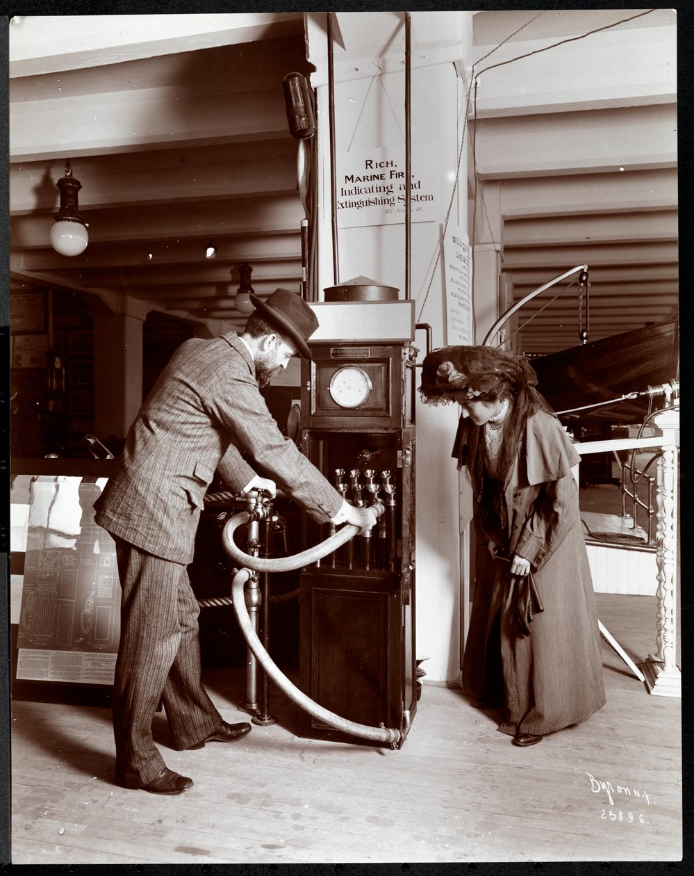 Exposição da Coston Signal Co. no Museu de Dispositivos de Segurança do Instituto Americano de Serviço Social, Nova York, 1908 (impressão em gelatina de prata) de Byron Company