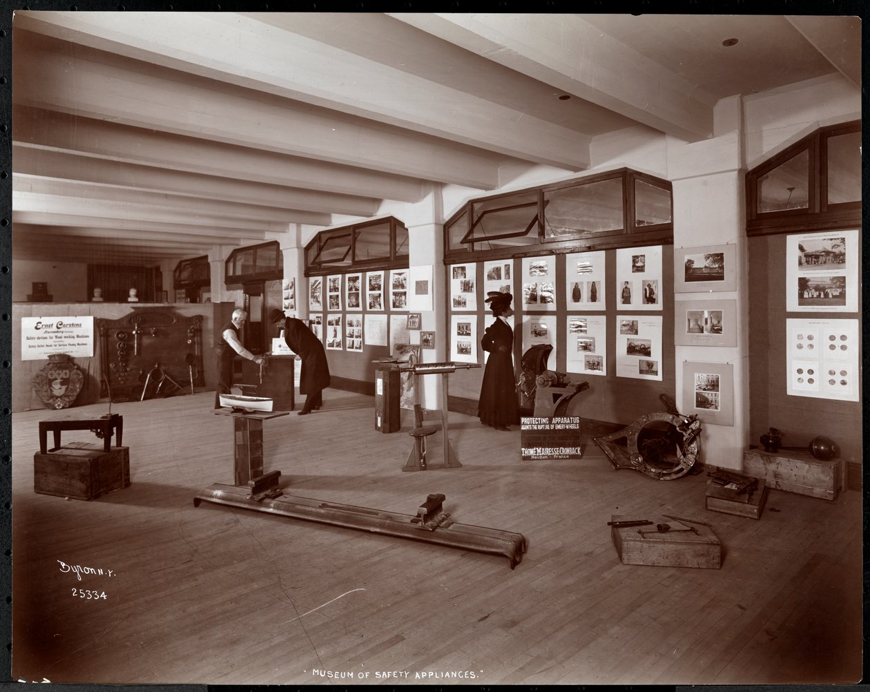 Exposição do Museu de Aparelhos de Segurança do Instituto Americano de Serviço Social, Nova York, 1907 (impressão em gelatina de prata) de Byron Company