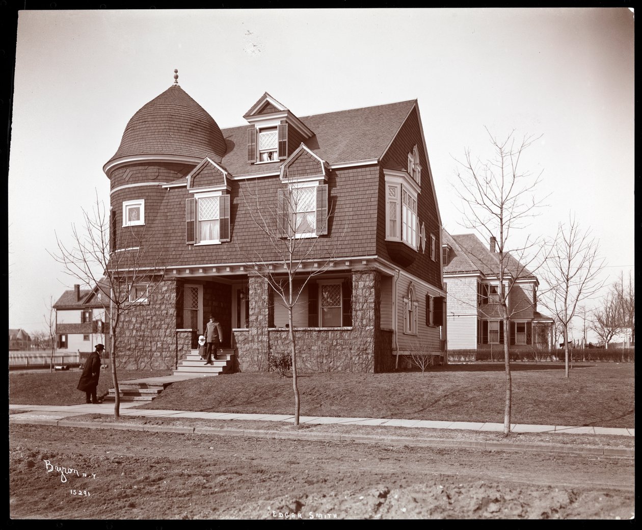 Vista exterior da residência de Edgar Smith, autor, em Elmhurst, Long Island, 1902-3 (impressão em gelatina de prata) de Byron Company