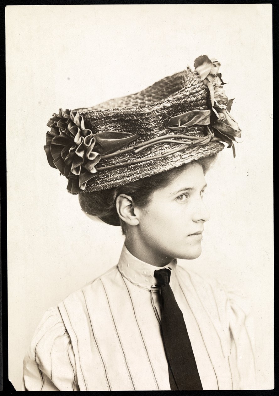 Fotografia de moda de uma mulher modelando um chapéu, Nova York, 1890-1910 (impressão de gelatina de prata) de Byron Company