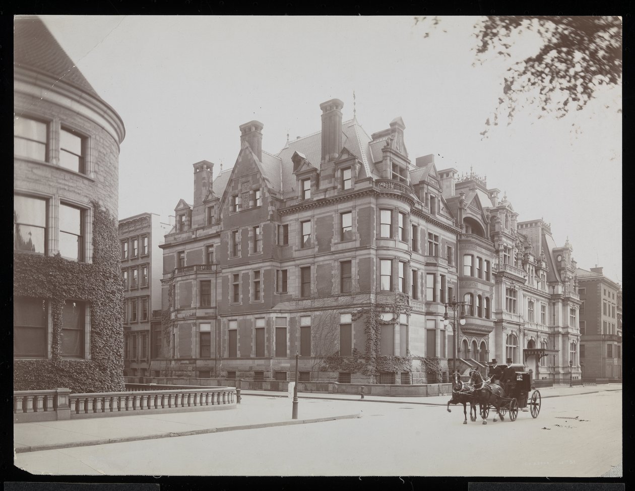 Fifth Ave., 66th St., e JJ Astor, 65th St., Nova York, 1901-02 (impressão em gelatina de prata) de Byron Company