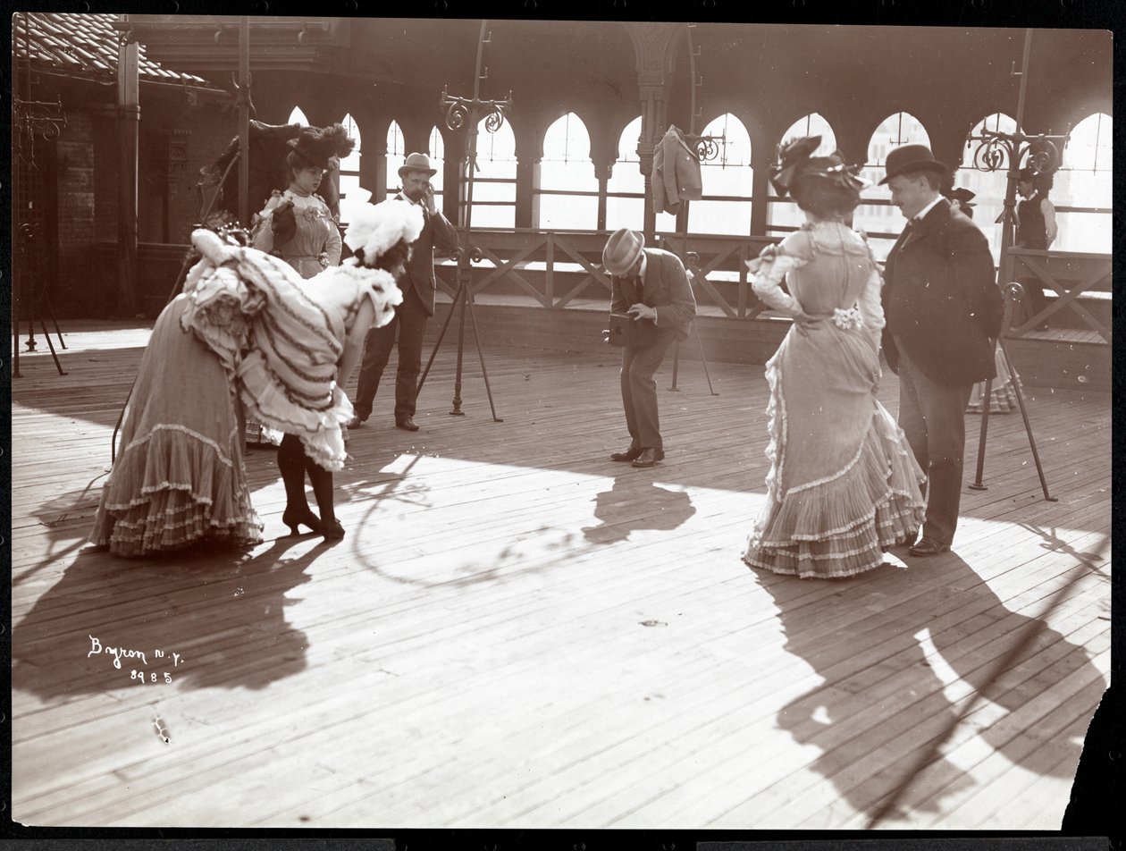 Cinco atrizes em traje ensaiando no telhado do que é provavelmente o New York Theatre, Nova York, 1900 (impressão de gelatina de prata) de Byron Company