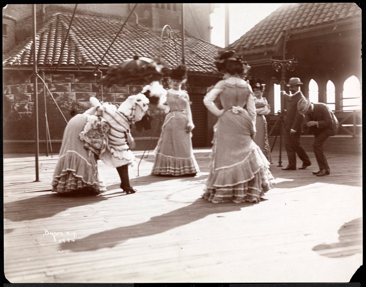 Cinco atrizes em traje ensaiando no telhado do que é provavelmente o New York Theatre, Nova York, 1900 (impressão de gelatina de prata) de Byron Company