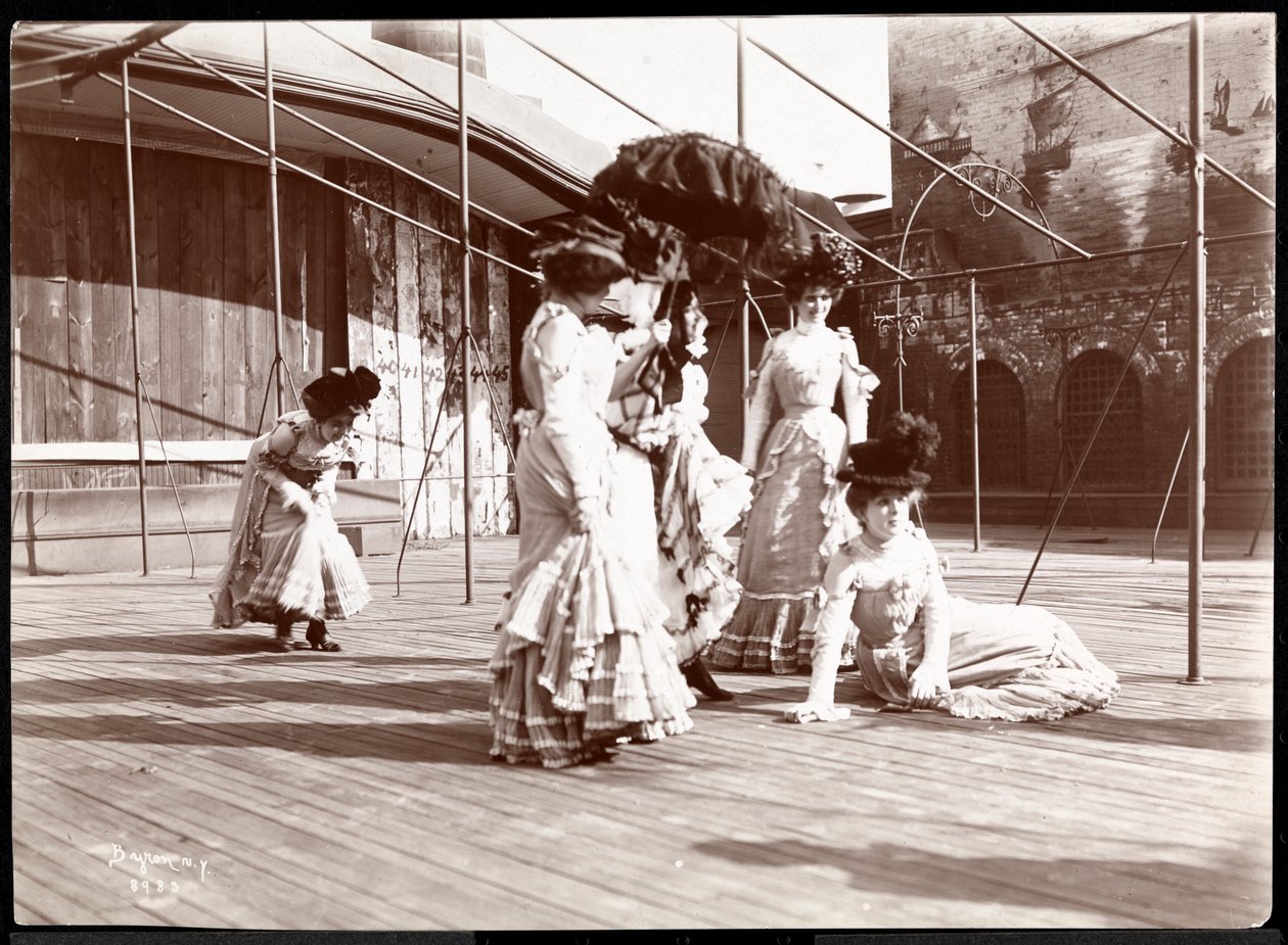 Cinco atrizes em traje ensaiando no telhado do que é provavelmente o New York Theatre, Nova York, 1900 (impressão de gelatina de prata) de Byron Company