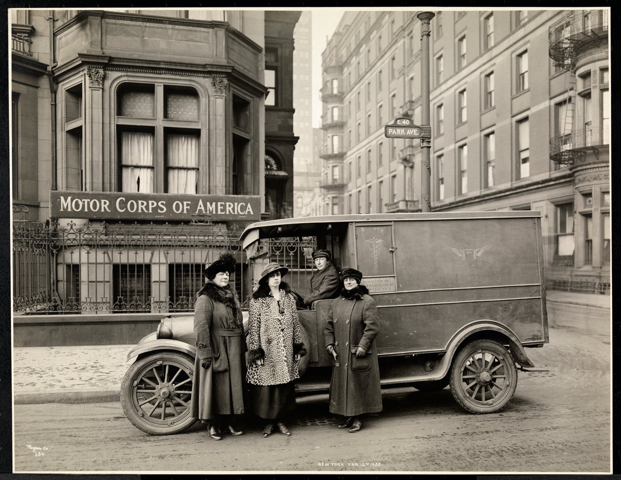 Quatro mulheres, de, a, motor, corpo, de, américa, ficar, frente, um, ambulância, (one, mulher, em, assento motorista), ligado, estacione avenida, em, 40th, rua, frente, a, corpo motor, de, edifício américa, nova iorque, 1920 de Byron Company