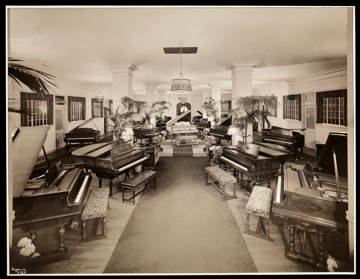 Quarta exposição Art Piano na Aeolian Company, 1926 (impressão em gelatina prateada) de Byron Company