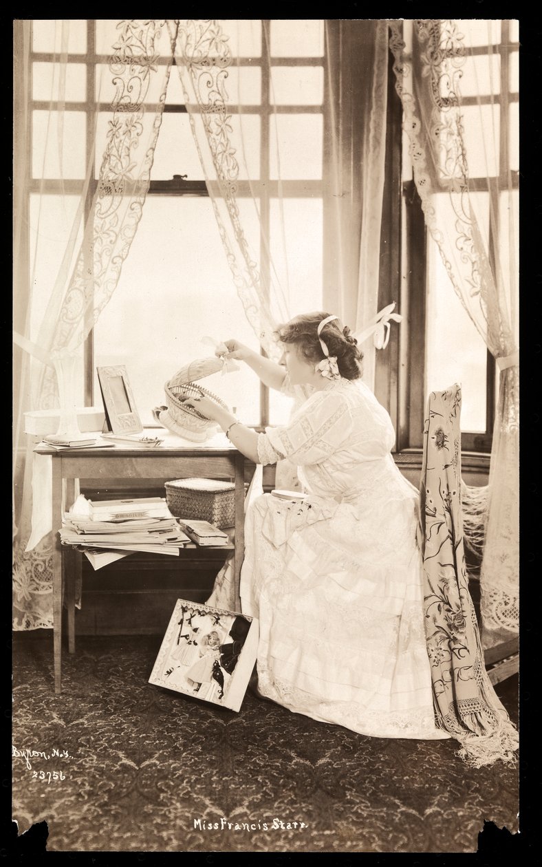 Frances Starr em sua casa em Nova York (impressão de gelatina de prata) de Byron Company