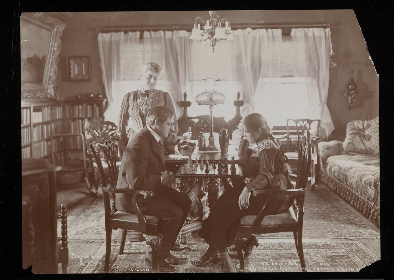 Francis Wilson e sua filha jogando xadrez na sala de jantar de sua residência em New Rochelle, Nova York (impressão de gelatina de prata) de Byron Company
