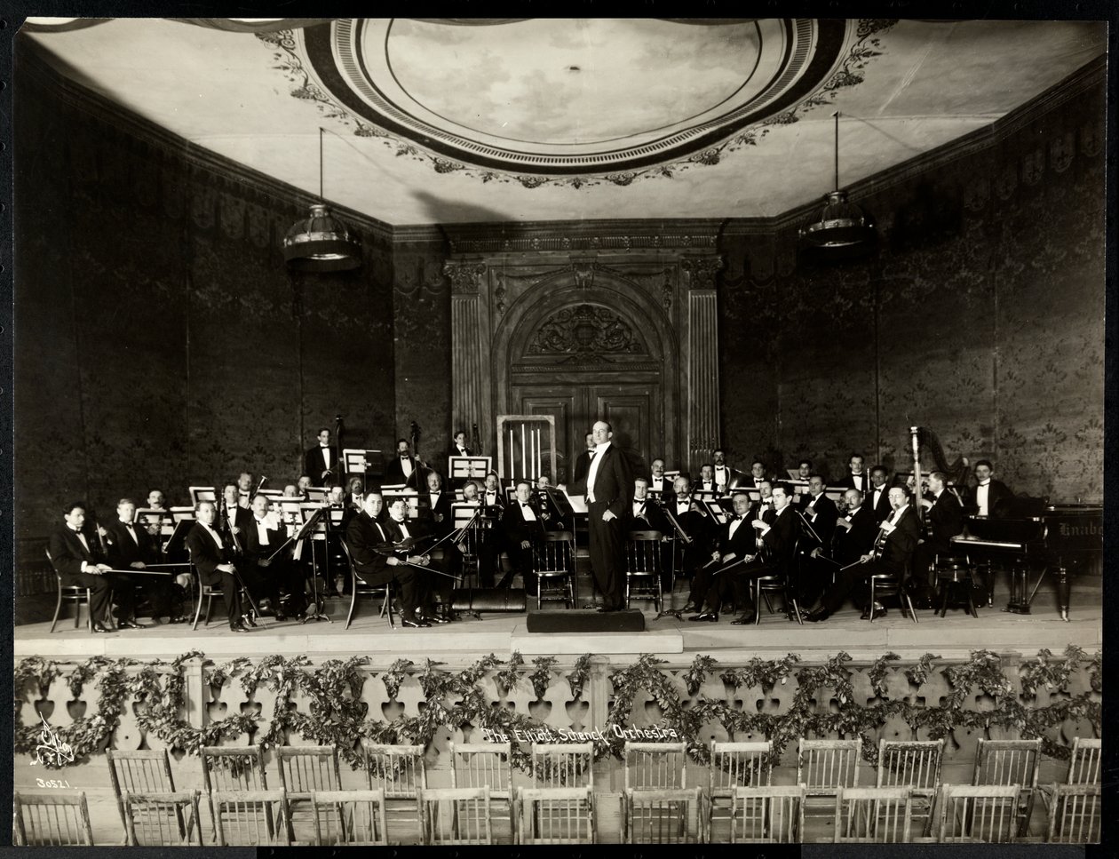 Orquestra completa no palco, Nova York, 1911 (silver gelatin prtin) de Byron Company