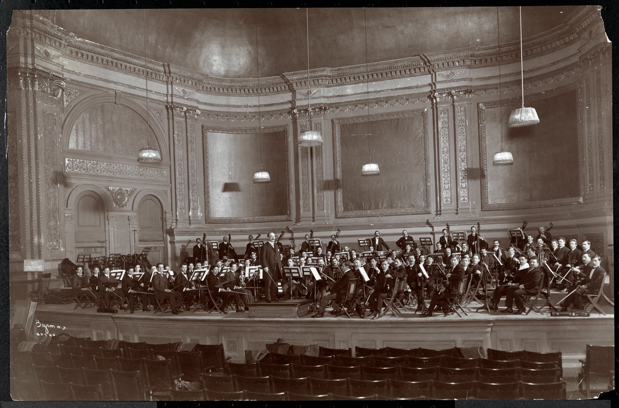 Orquestra completa no palco, Nova York, c.1912 (impressão de gelatina de prata) de Byron Company