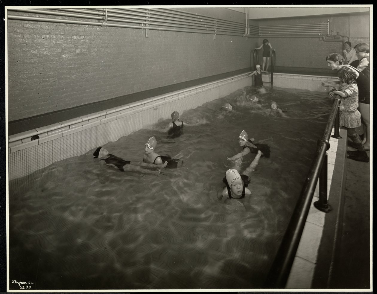 Meninas nadando na Associação de Nova York para os cegos, 111 East 59th Street, Nova York, 1930 (impressão de gelatina de prata) de Byron Company