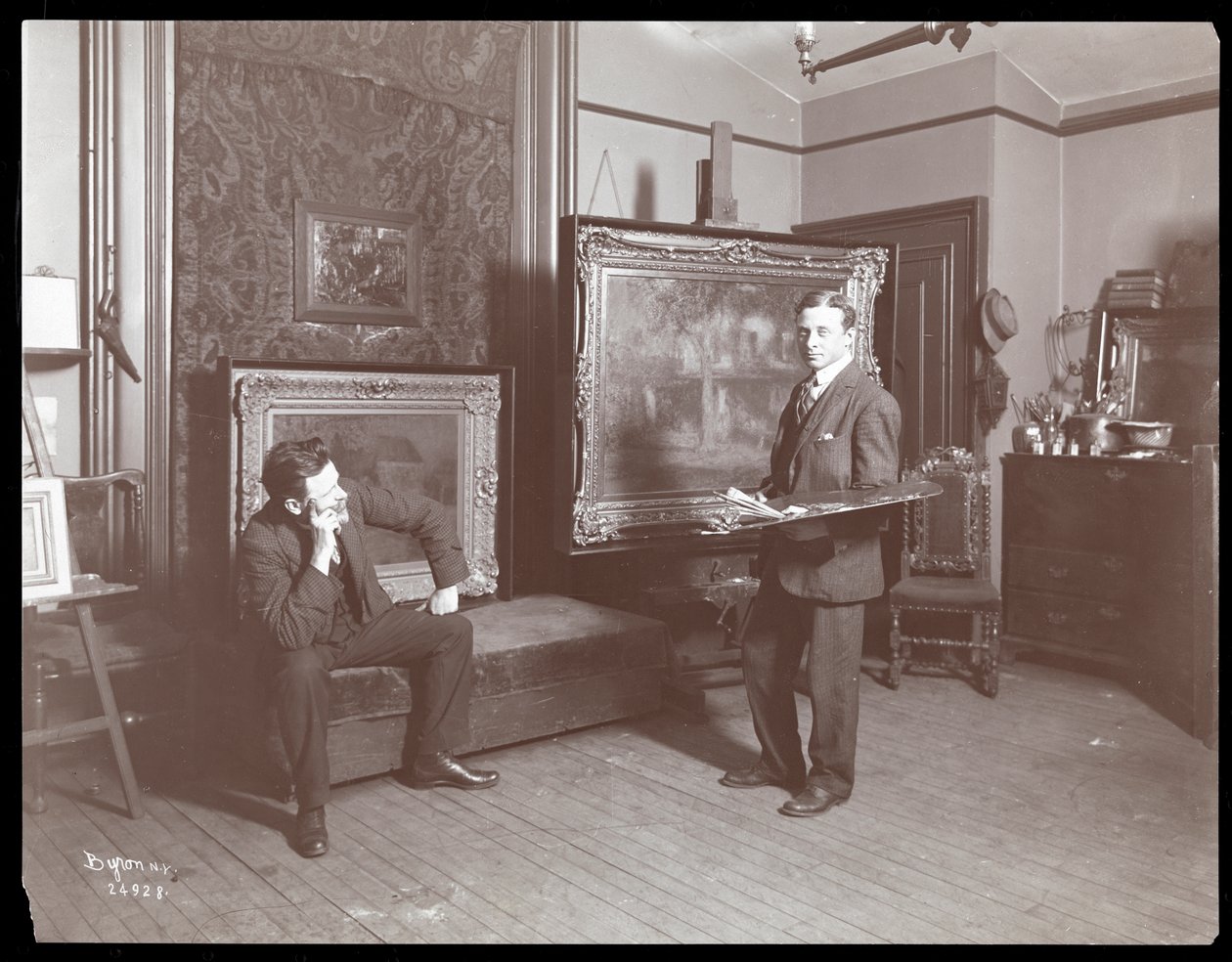 Granville Smith em seu estúdio, Nova York, 1907 (impressão de gelatina de prata) de Byron Company