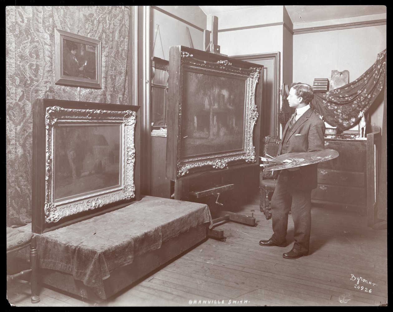 Granville Smith em seu estúdio, Nova York, 1907 (impressão de gelatina de prata) de Byron Company