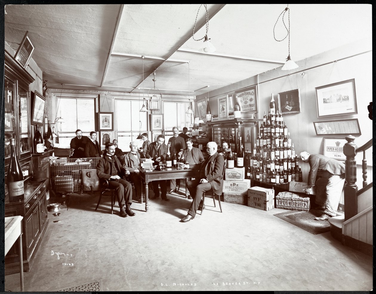 Grupo de homens bebendo vinho no GL Nicholas, vinho e licores, 43 Beaver Street, Nova York, 1895 (impressão de gelatina de prata) de Byron Company