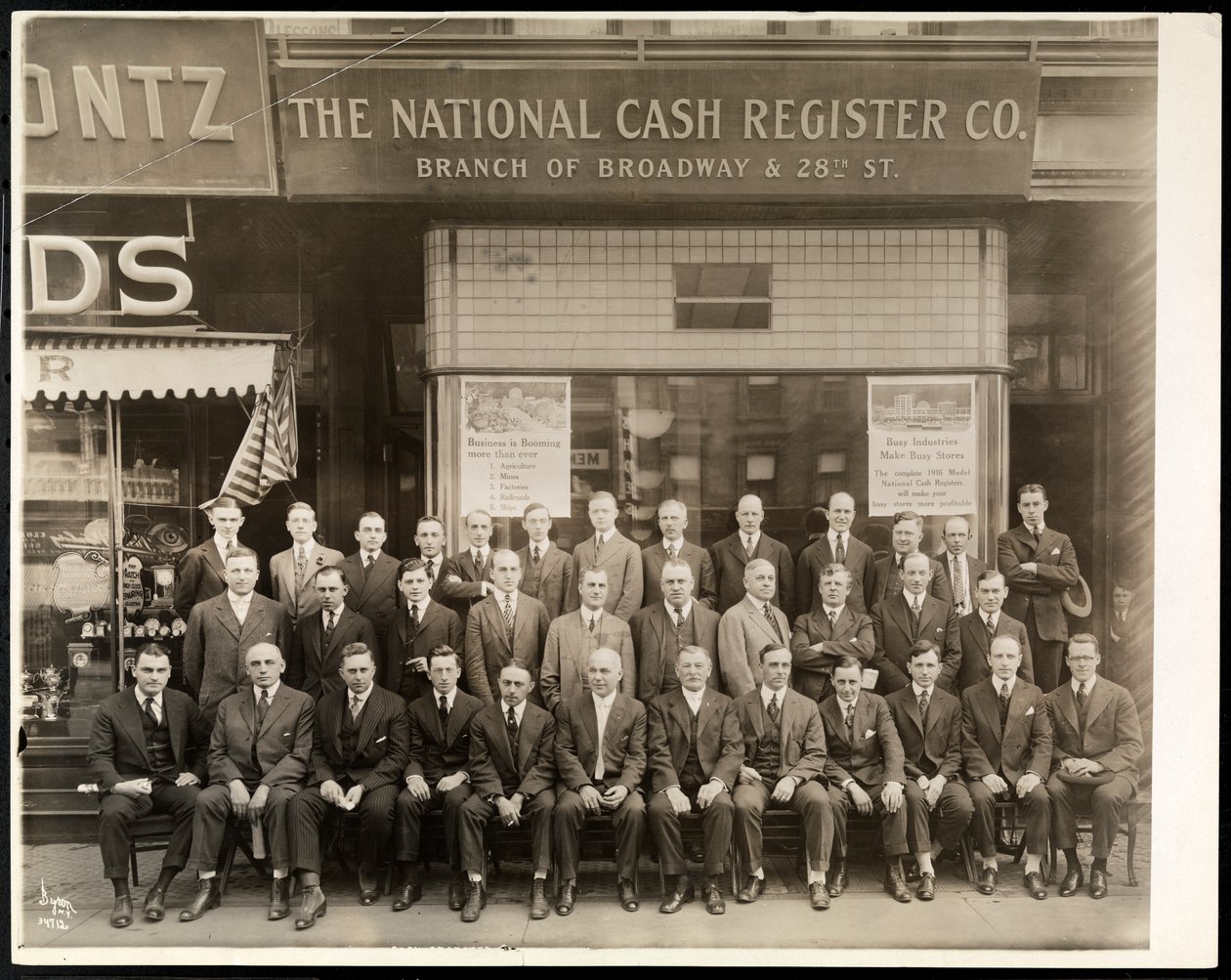 Grupo de homens da National Cash Register Co. posou em frente à filial da Broadway e da 28th Street, Nova York, 1916 (impressão em gelatina de prata) de Byron Company