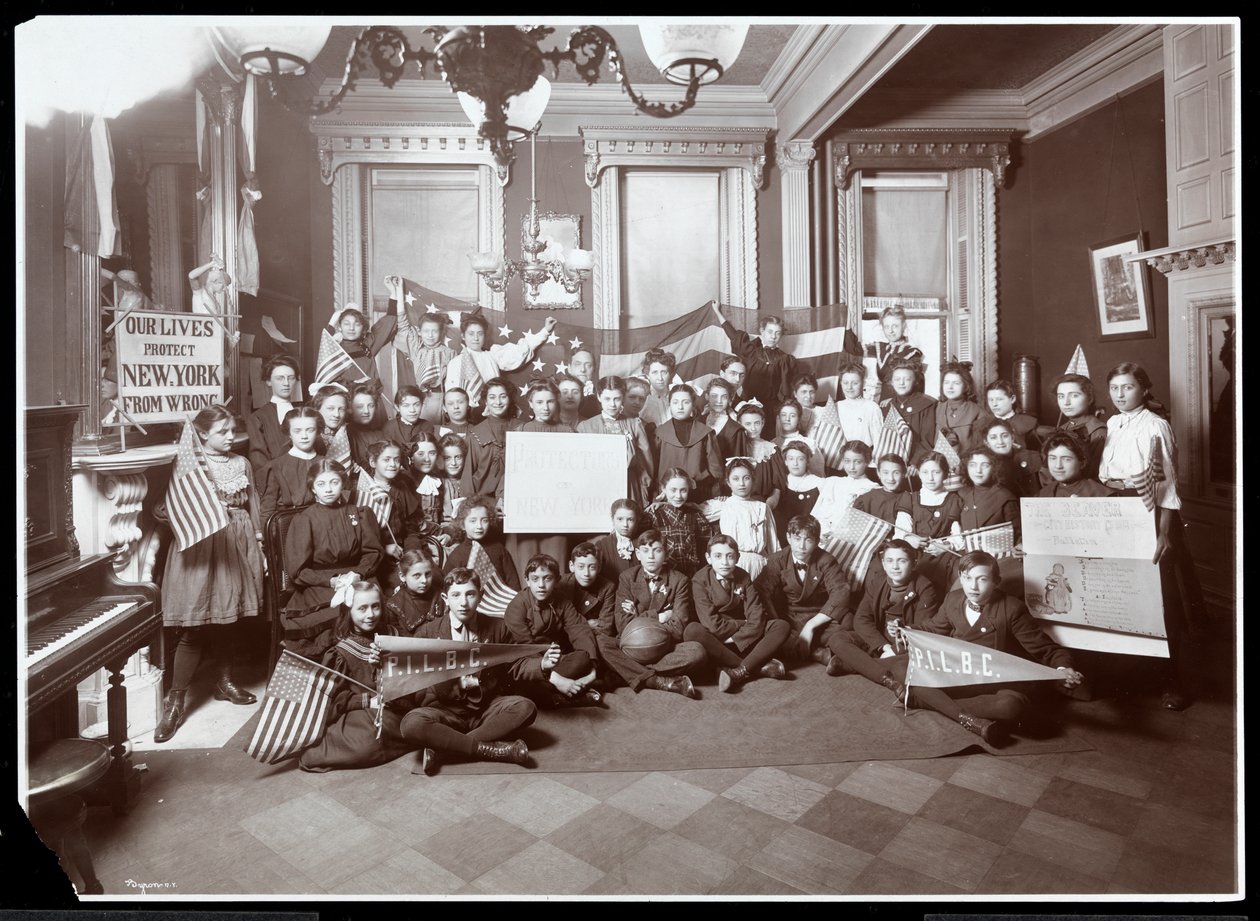 Grupo de jovens homens e mulheres posou no Instituto do Povo, Nova York, 1905 (impressão de gelatina de prata) de Byron Company
