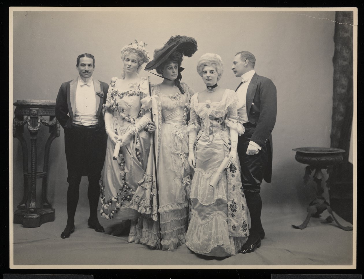 Retrato de grupo do Sr. Barton Willing, Miss Alice Blight, Miss Eleanor Jay (Sra. Arthur Iselin), Srta Therese Iselin e outro homem no James Hazen Hyde Ball, Nova York, 31 de janeiro de 1905 (gel prateado) de Byron Company