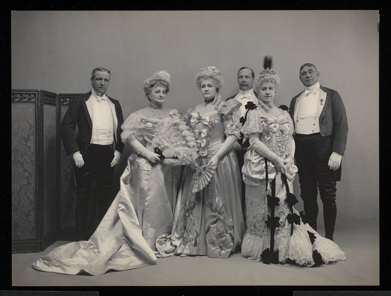 Retrato de grupo de Sydney Dillon Ripley, Sra. JT Burden, Sra. Wm. Jay, Benjamin Nicol e Col. Wm. Jay no James Hazen Hyde Ball, Nova York, 31 de janeiro de 1905 (impressão de gelatina de prata) de Byron Company