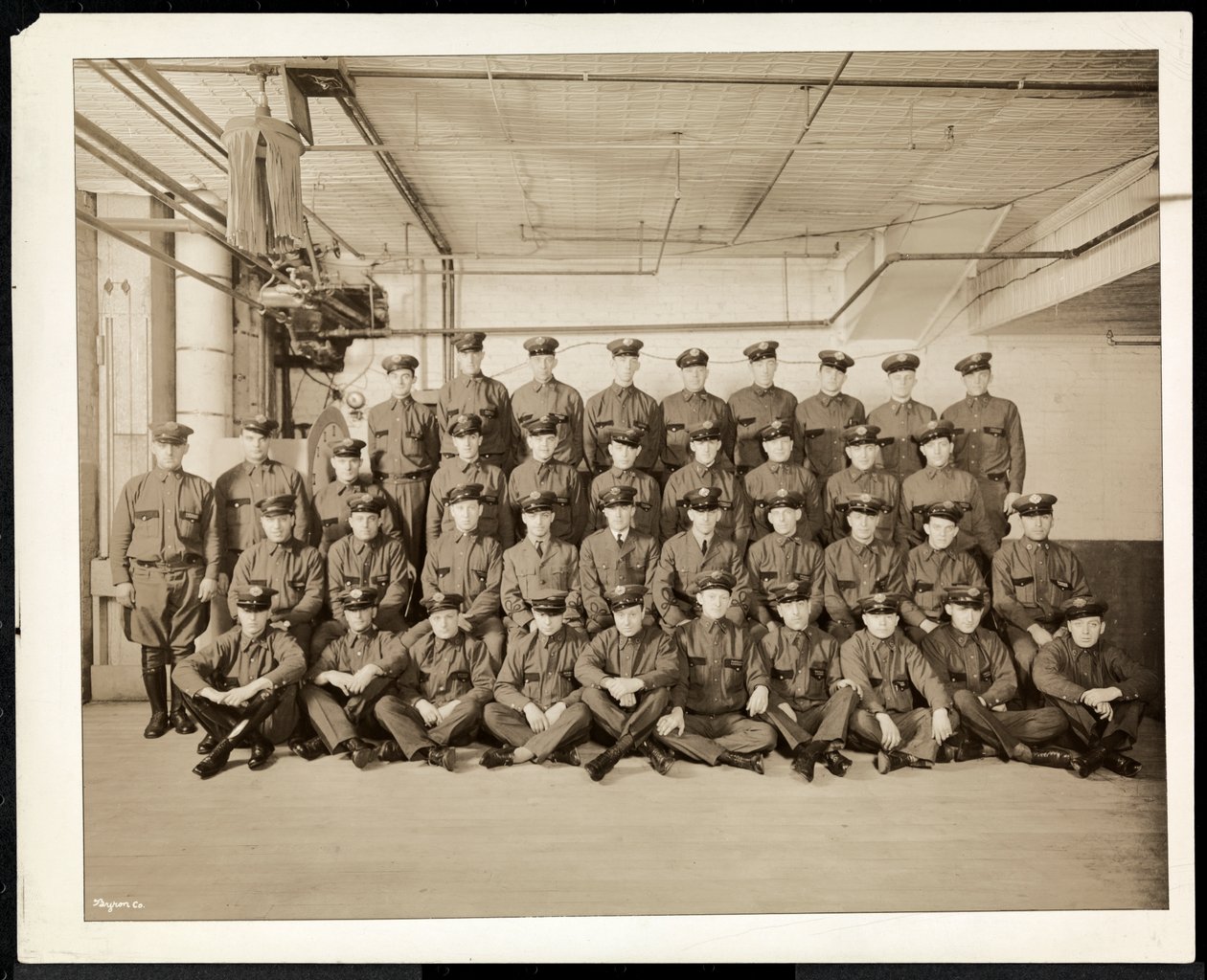 Retrato de grupo de condutores uniformizados e homens de entrega para a lavanderia de Carolyn em 111 East 128th Street, East Harlem, Nova York, 1928 (impressão de gelatina de prata) de Byron Company