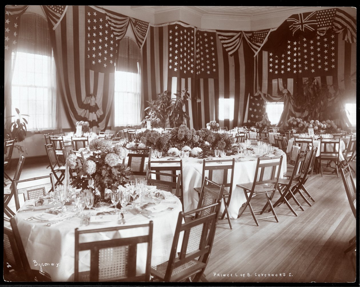 Vista interior, de, um, quarto banquete, jogo, para, um, jantar, em, honra, de, príncipe louis, de, Battenberg&39;s, visita, para, governador&39;s, ilha, nova iorque, 1905, (silver, gelatina, print) de Byron Company