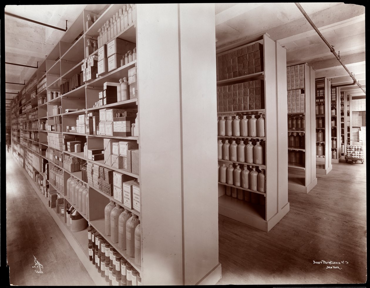 Vista interior, de, um, químico, armazenamento, sala, em, Parke, Davis, und, co, químicos, Hudson, und, Vestry, ruas, nova iorque, 1910, (silver, gelatin, print) de Byron Company
